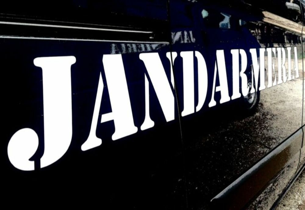 Două minore, prinse că au furat produse dintr-un hipermarket din Bistrița