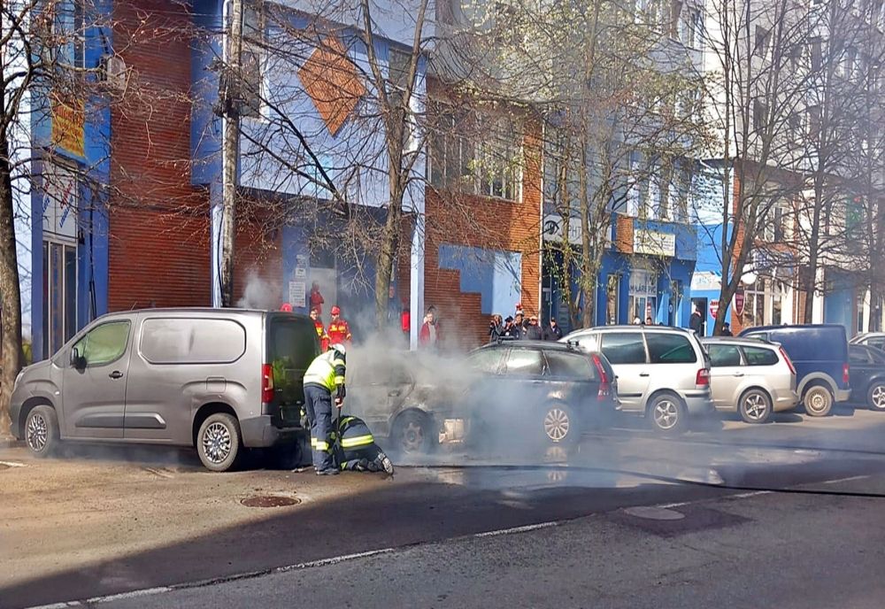 VIDEO: Autoturism afectat de incendiu, în Bistrița! Flăcările s-au extins la alte două autovehicule