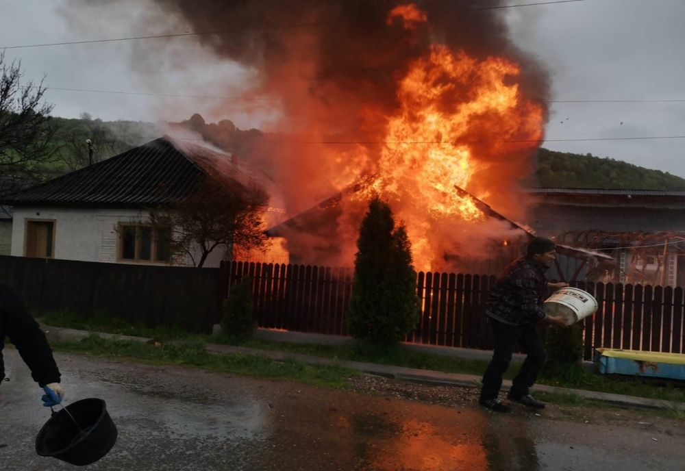 Anexă a unei gospodării din Dumbrăvița, mistuită de un incendiu
