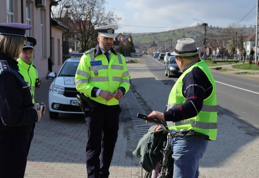 Acţiune a poliţiştilor în Dumitra! Au fost vizaţi bicicliștii, motocicliștii, mopediștii, conducătorii de utilaje agricole, atelaje hipo și trotinete