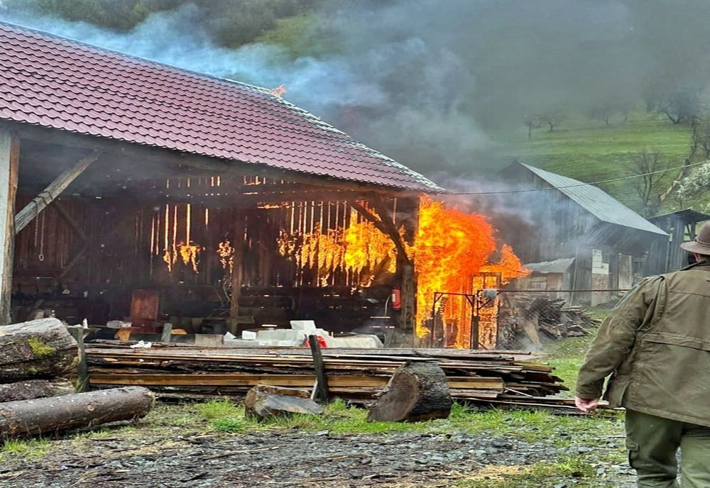 Anexe ale unei gospodării din Romuli, afectate de un incendiu