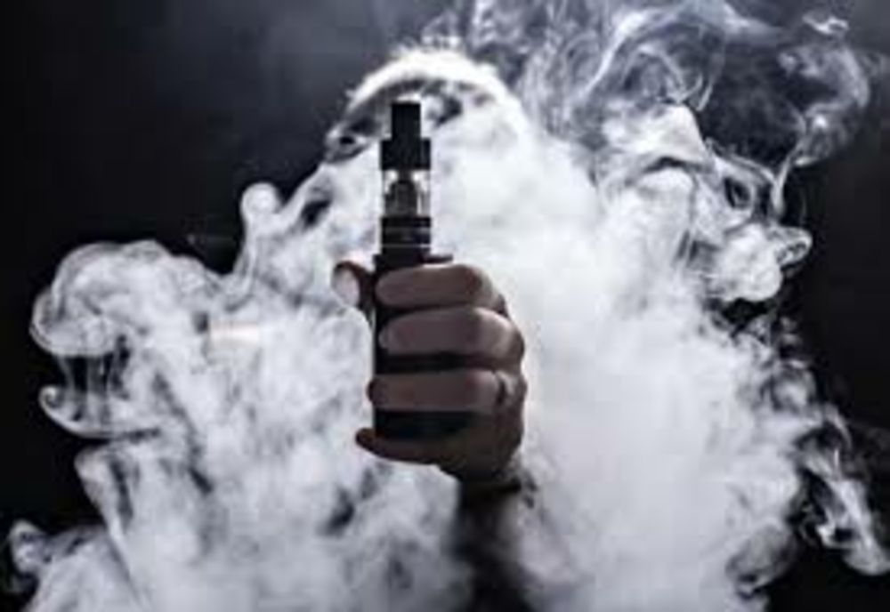Țigările electronice și vape-urile, mai aproape de interdicție în spațiile publice. Proiectul a trecut de Senat