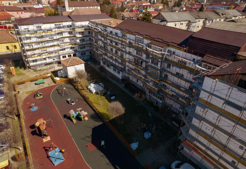 Lucrările de reabilitare a unor blocuri din Bistrița, în stadiu avansat