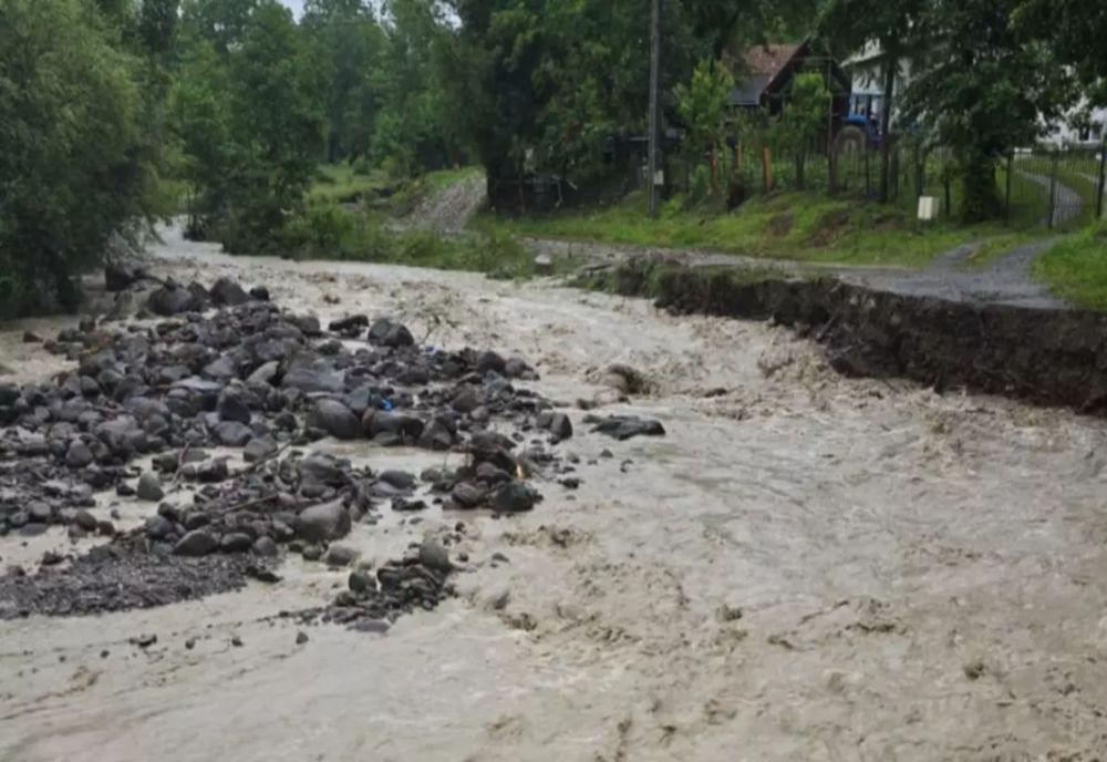 Furtună apocaliptică în județul Bistrița-Năsăud, joi seară. Mai multe gospodării sunt în prezent izolate după ce un drum comunal s-a surpat