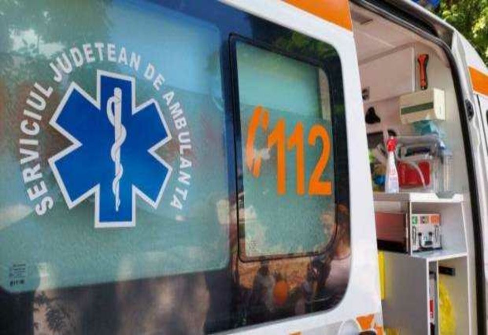 AMBULANȚĂ IMPLICATĂ ÎNTR-UN ACCIDENT PE DN 17