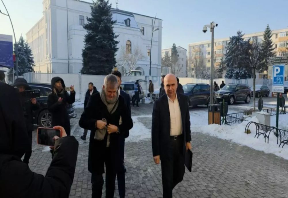 „Premierul Bolojan a ieșit pe ușa din spate pentru că unii protestatari aveau pietroaie în geantă”