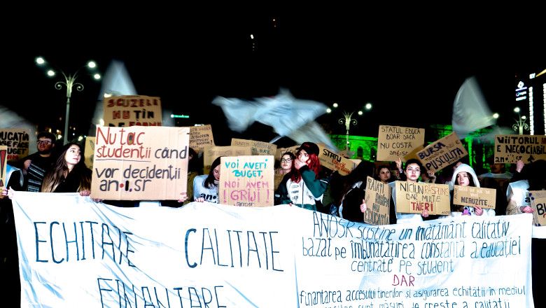 Studenții români au ieșit în stradă. Noul ministrul al Educației a coborât să îi întâmpine, dar promisiunile au fost puține