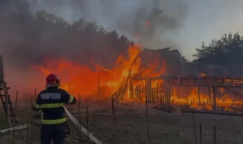 Incendiu puternic într-o localitatea din Bistrița-Năsăud: 80 de animale au murit