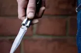 Incident violent la o școală din Bistrița: un elev a atacat cu cuțitul o profesoară și un coleg