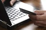 Peste jumătate dintre români folosesc serviciile bancare online, iar 54% cunosc RoPay (sondaj)