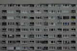 Orele de liniște în bloc pot fi extinse. Ce reguli pot impune asociațiile de proprietari