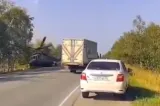 Momentul în care un elicopter rusesc plin cu propagandiști se prăbușește pe un drum aglomerat. Șoferii au scăpat ca prin urechile acului VIDEO