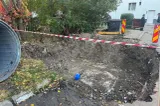Femeie de 80 de ani, salvată de pompieri după ce a căzut într-o groapă de doi metri