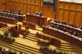 Negocieri pe ultima sută de metri pentru voturile din Parlament: disperare în tabăra lui Bolojan