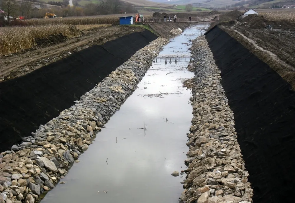 Verzii din Bistrița-Năsăud și reprezentanții unor asociații ecologiste și civice cer stoparea lucrărilor de pe două cursuri de apă din județ! Care este motivul