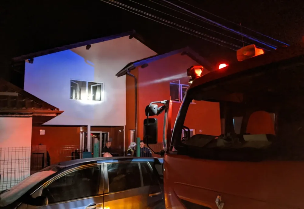 Un tânăr de 17 ani din sistemul de protecție a copilului, suspectat că ar fi provocat incendiul de la casa de tip familial din Bistrița