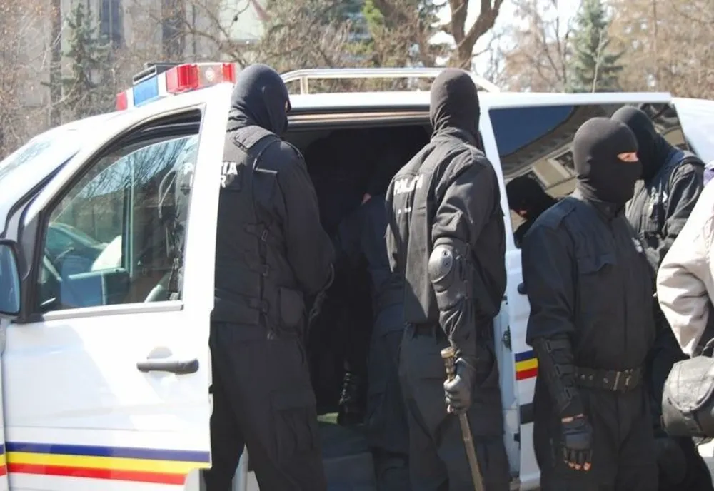 Ce măsuri au luat magistrații în cazul celor două persoane din Bistrița cercetate într-un dosar de proxenetism? 
