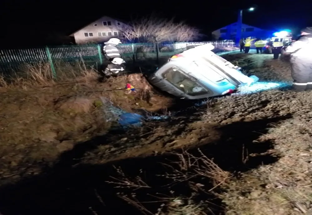 Tânăr din Prundu Bârgăului, beat la volan, s-a răsturnat azi-noapte cu mașina într-un șanț