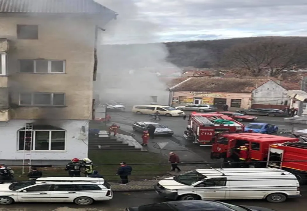 VIDEO: Incendiu într-un magazin aflat la parterul unui bloc din Beclean! Locatarii au fost evacuați preventiv