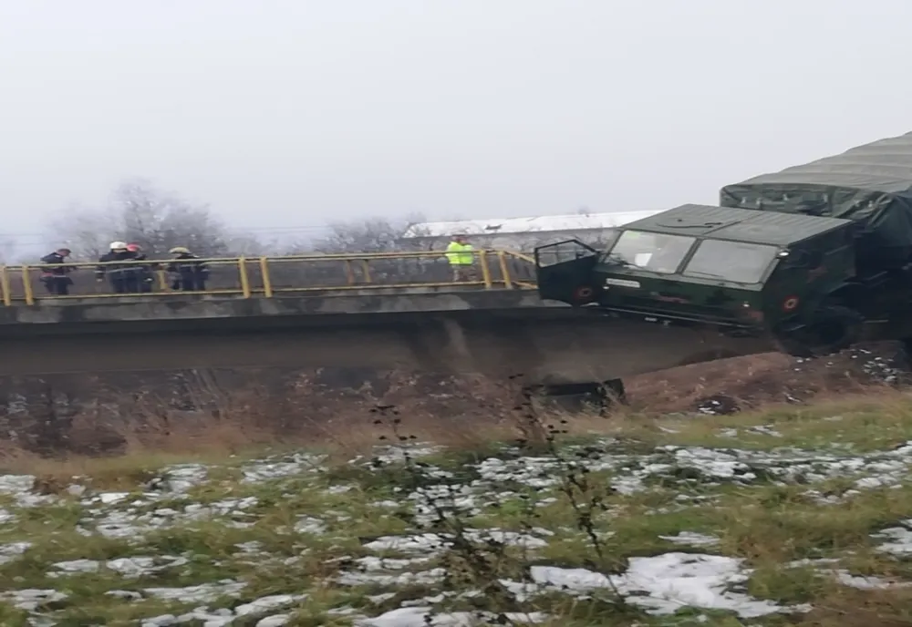 Foto: Camion al Brigăzii 31 Mecanizată, la un pas de tragedie, pe un pod din Dej!