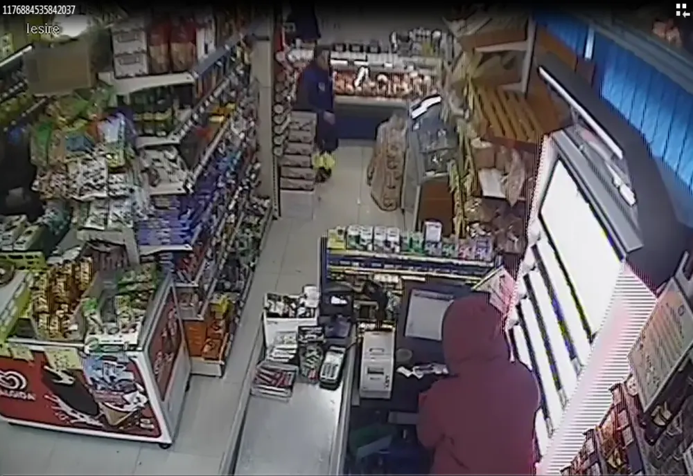 Tânărul bănuit de tentaiva de jaf de la un magazin din Bistrița, a fost reținut! Riscă să ajungă după gratii