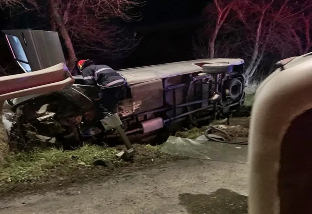 Microbuz cu 9 pasageri, răsturnat pe DN17, după ce a intrat într-un cap de pod la Cristeștii Ciceului 
