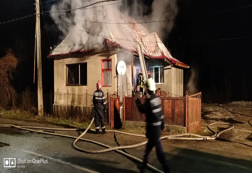 FOTO: Un incendiu puternic a mistuit acoperișul unei case din Bistrița-Năsăud