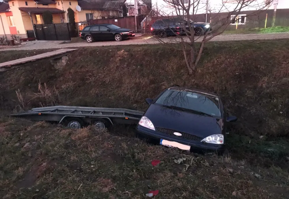 Accident pe DN 17C! Două autoturisme au ajuns în șanț