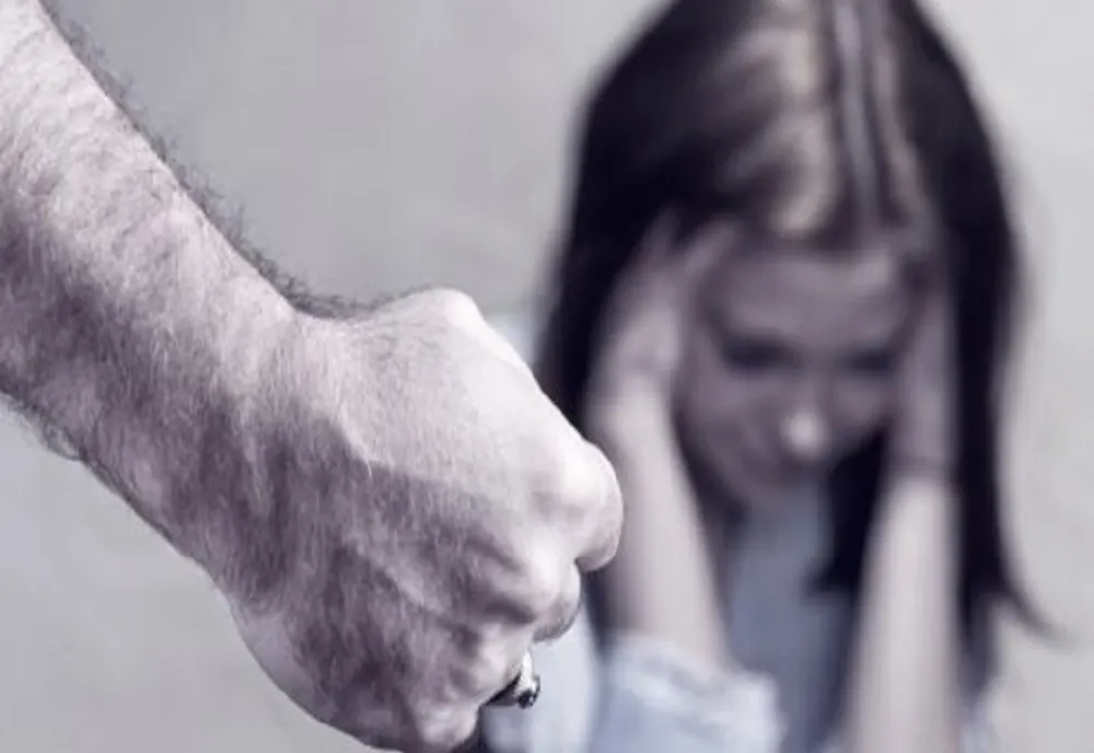După ce a divorțat de soț, o femeie din Bistrița-Năsăud a fost bătută de el și amenințată cu moartea! Bărbatul este acum trimis în judecată