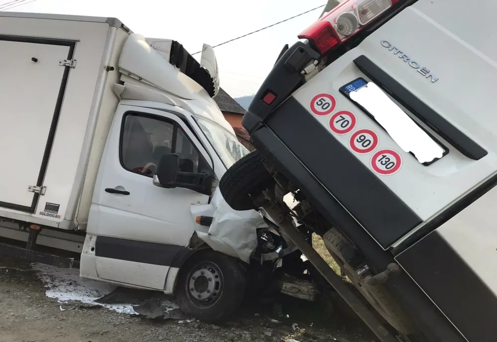 Accident în Salva! Două autoutilitare s-au ciocnit. Trei persoane au ajuns la spital