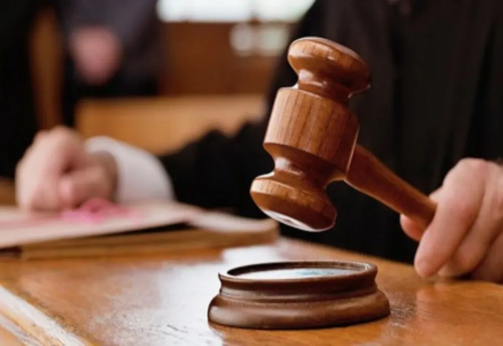 Bistrițean trimis în judecată, după ce a furat din locuințe și a distrus un aparat de păcănele