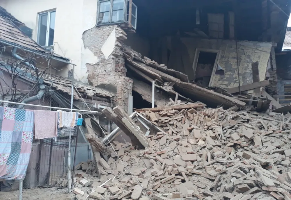 FOTO: O casă s-a prăbușit, în Bistrița! Autoritățile cunoșteau starea precară a imobilului, dar nu au putut interveni 