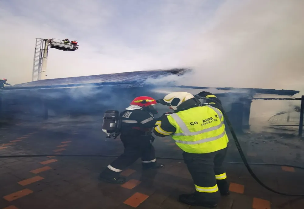 FOTO: Casă de locuit și o bucătărie de vară din Bistrița, afectate de un incendiu