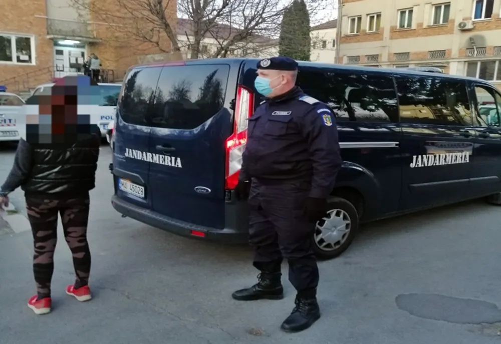 Bistrițeancă în arest la domiciliu, găsită de jandarmi la 4 km de casă! Nu e la prima abatere
