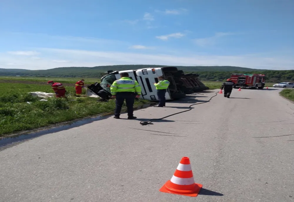 Autocisternă care transporta lapte, răsturnată între localitățile Cristur și Coasta