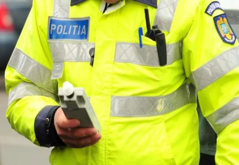 Un șofer beat la volan a provocat un accident rutier pe DN 17C, la ieșire din Bistrița, după ce a tăiat calea unui motociclist! O tânără a ajuns la spital