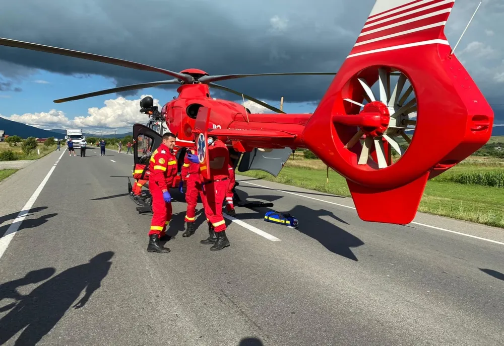 FOTO: Accident cu trei victime în Rusu Bârgăului! Una a fost transportată cu elicopterul SMURD în Târgu Mureș, alte două la SJU Bistrița