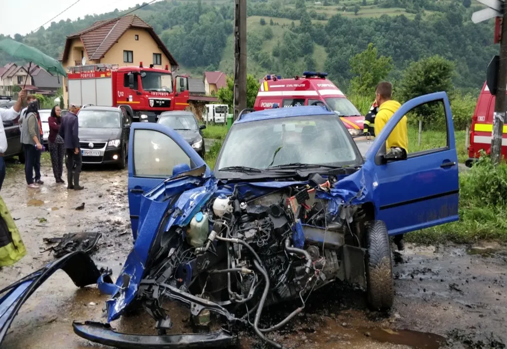 FOTO: Autoturism, lovit de tren, în Feldru! Ocupanții mașinii au scăpat fără nicio zgârietură