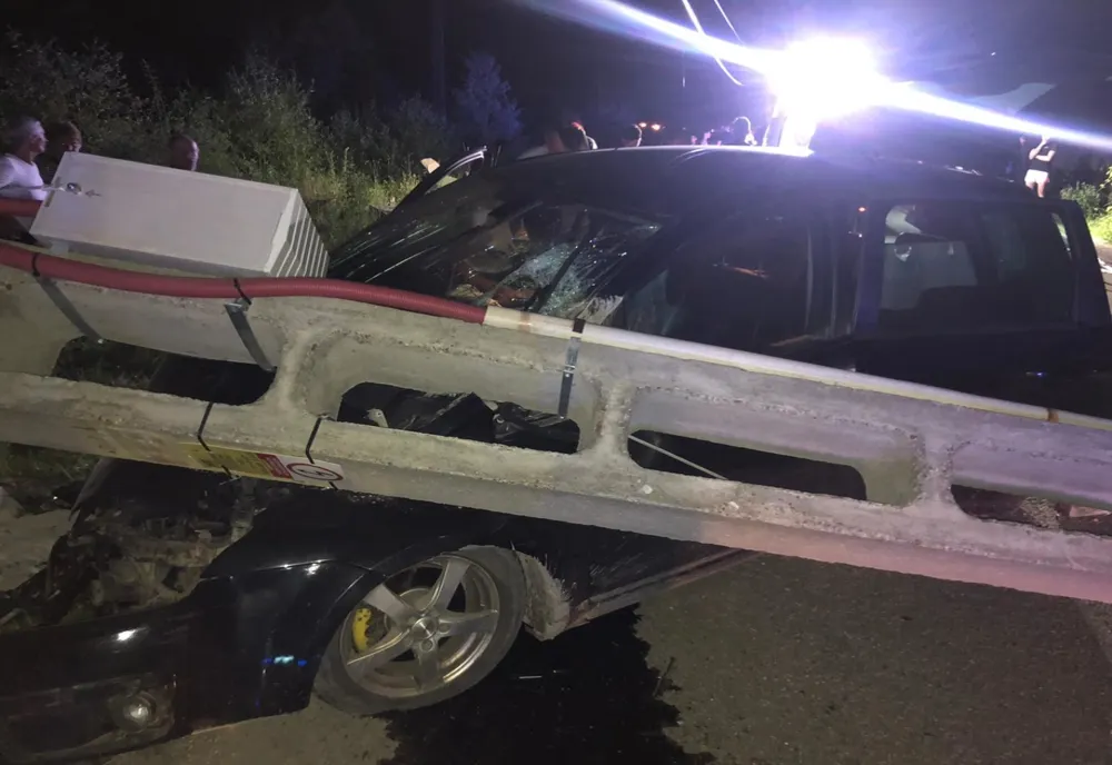 FOTO:UPDATE- Accident Leșu! Autoturism cu 5 persoane, izbit de un stâlp! Una a decedat