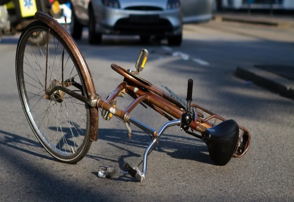 Biciclist, beat criță, lovit de o mașină în parcarea unui hipermarket din Bistrița