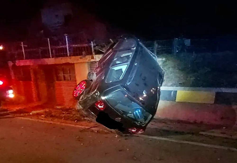 FOTO: Un autoturism și un TIR, implicate într-un accident rutier! Două persoane au ajuns la spital
