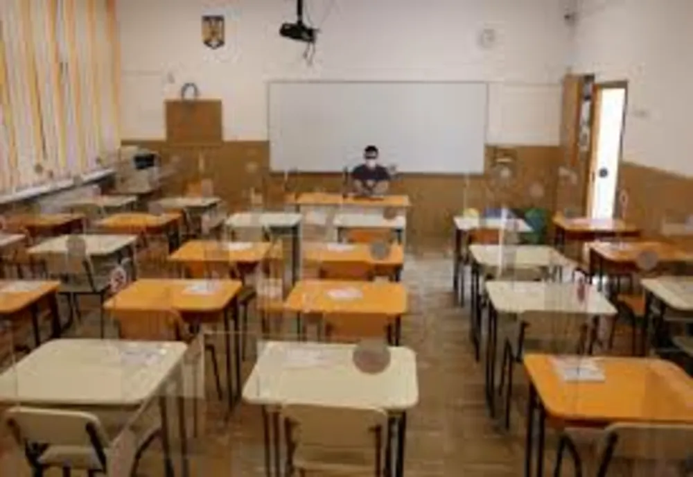 Școlile din trei comune și din municipiul Bistrița trec în scenariul ROȘU! Vezi de când