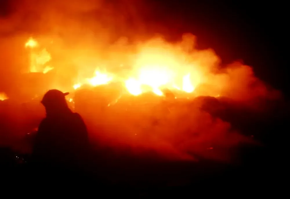 FOTO/VIDEO: Incendiu la o fermă din Bistrița-Năsăud! Un depozit de plante furajere și un saivan de animale s-au făcut scrum
