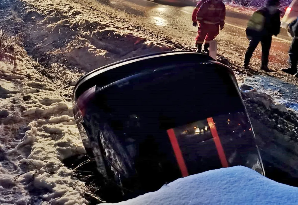  FOTO: Autoturism, înfipt cu botul într-o groapă de pe marginea DN 17C