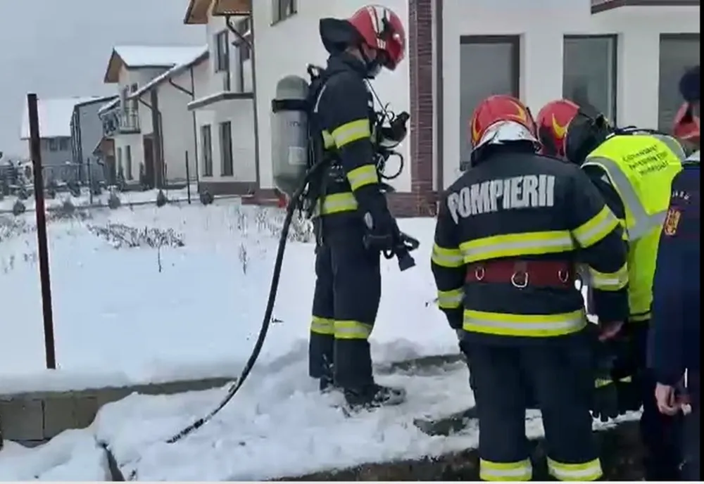 VIDEO: Explozie la o gură de vizitare a unui canal de alimentare cu apă de la o Stația de Gaz din Bistrița! Un bărbat a ajuns la spital