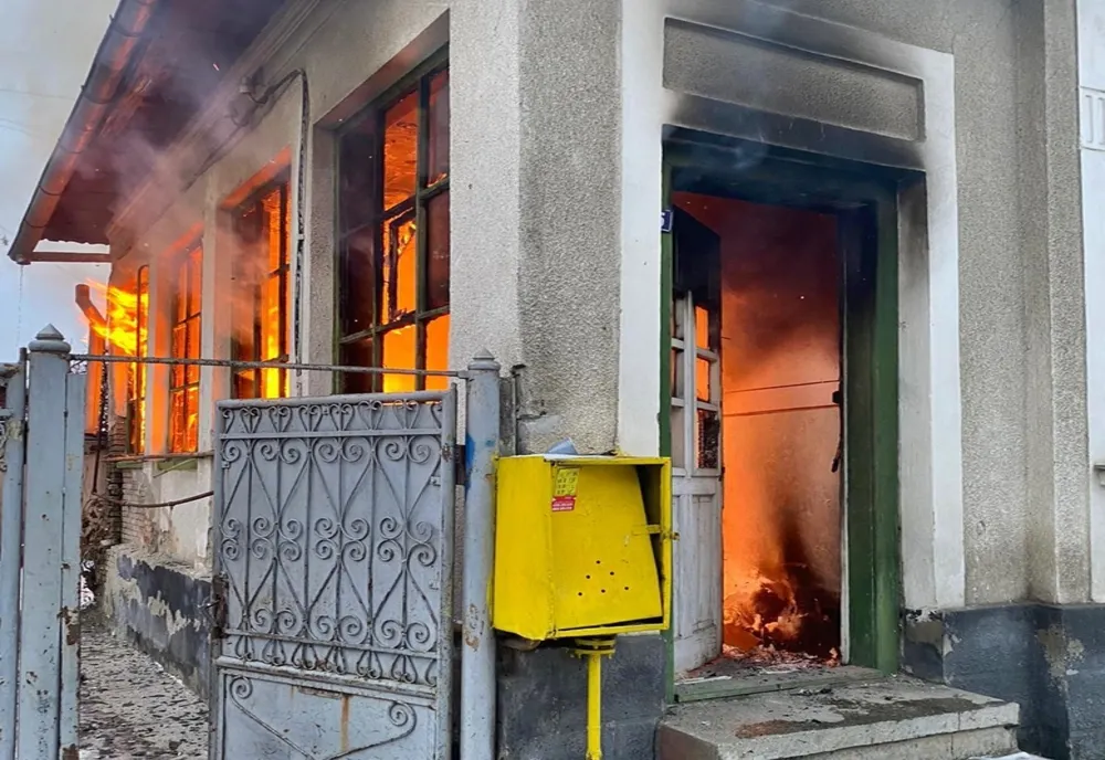 BISTRIȚA: Șapte persoane, printre care și un bebeluș de două săptămâni, evacuate de jandarmi dintr-o casă cuprinsă de flăcări (FOTO)