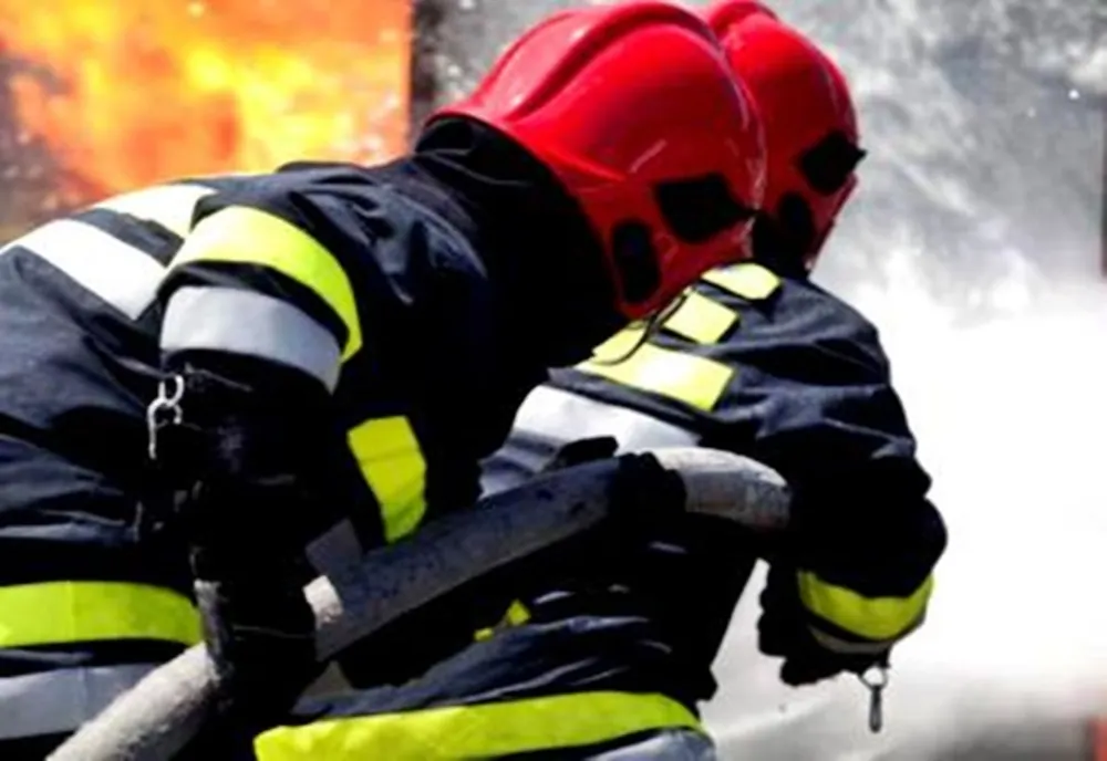 Casă dintr-o comună bistrițeană, afectată de incendiu