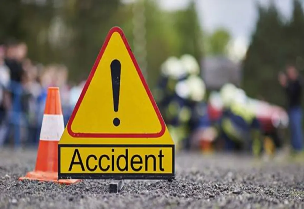 Accident în Bistrița! O șoferiță a rupt cu mașina un stâlp