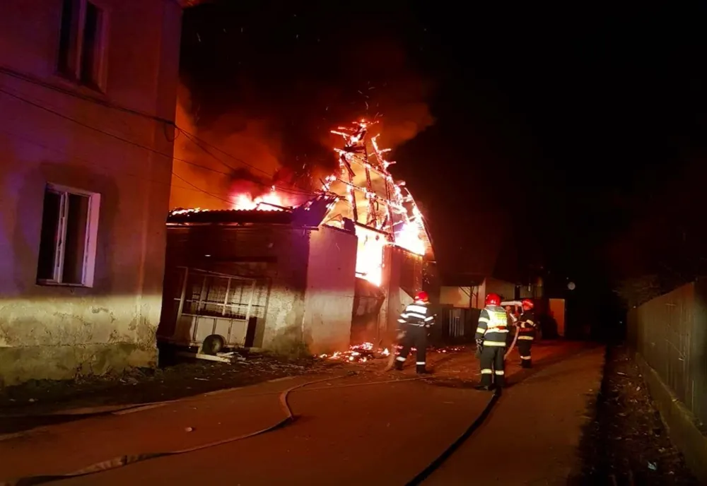 FOTO: Intervenție dificilă a pompierilor din Bistrița-Năsăud pentru stingerea unui incendiu la o hală de materiale electrice