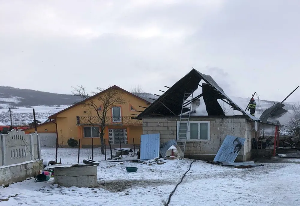 FOTO: Locuință din Reteag, afectată de un incendiu